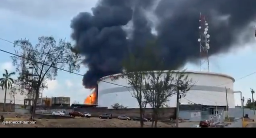 Видео: Нефтеперерабатывающий завод в мексиканском Веракрусе пострадал от взрыва и сильного пожара