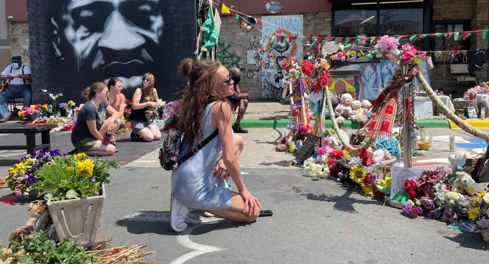 Год спустя: американцы помнят Флойда в годовщину его смерти в полицейском участке — фотографии