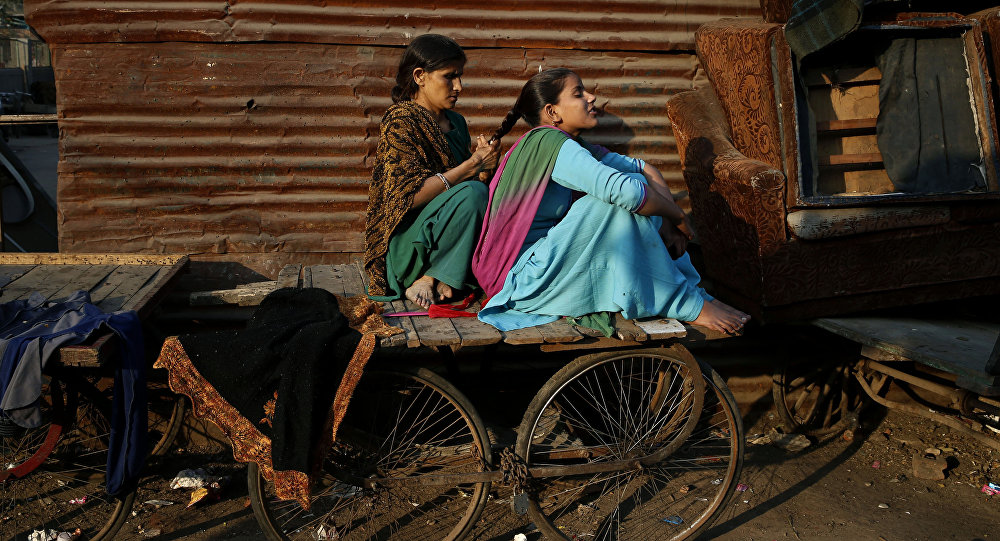 Миллионы индийцев в сельских районах оказались в бедности из-за второй волны COVID, предупреждает экономист ООН