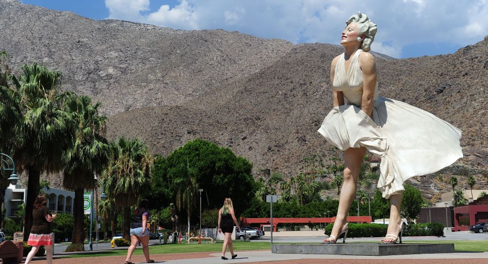 ‘Она будет заниматься музеем’: возвращение гигантской статуи Мэрилин Монро в Палм-Спрингс разделяет местных жителей