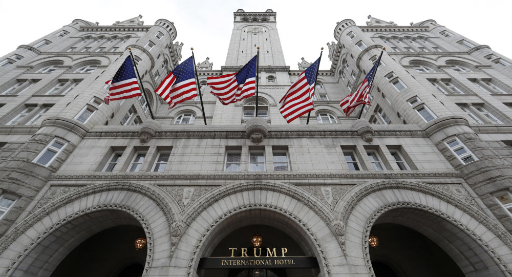 Отель Трампа в Вашингтоне повысил цены, чтобы отпугнуть QAnon, говорится в отчете