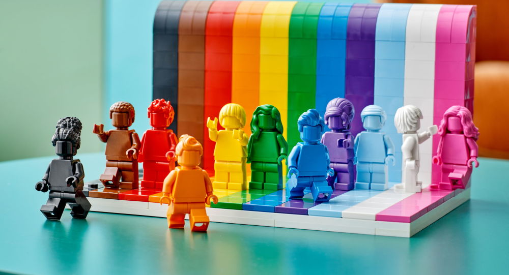 ‘Политика в детском мире’: новый разноцветный ЛГБТК + лего в цветах радуги в прицеле прицела пользователей сети
