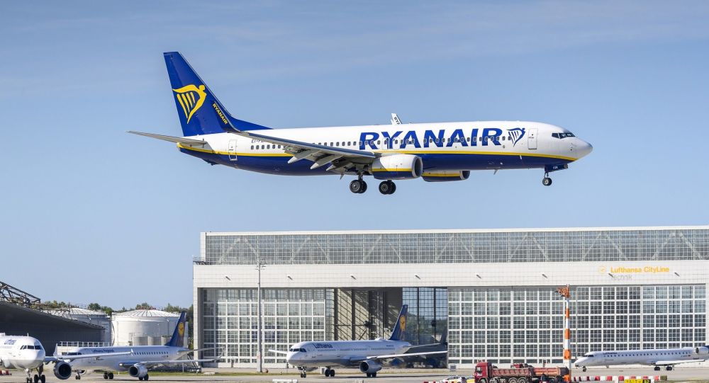 Самолет Ryanair совершил аварийную посадку в Берлине после телефонного уведомления, сообщила берлинская полиция
