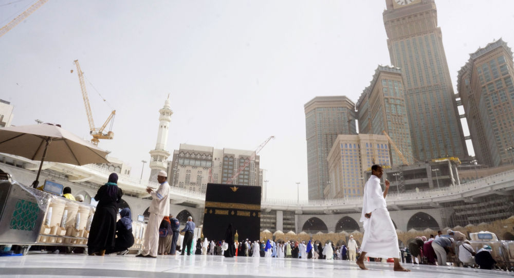 Саудовская полиция задержала мужчину за то, что он подошел к имаму во время проповеди в Большой мечети Мекки