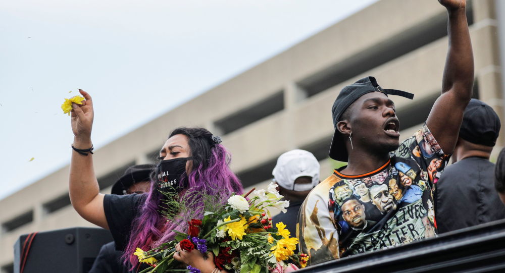 Сотни людей пришли на марш в Миннеаполисе по случаю годовщины смерти Флойда