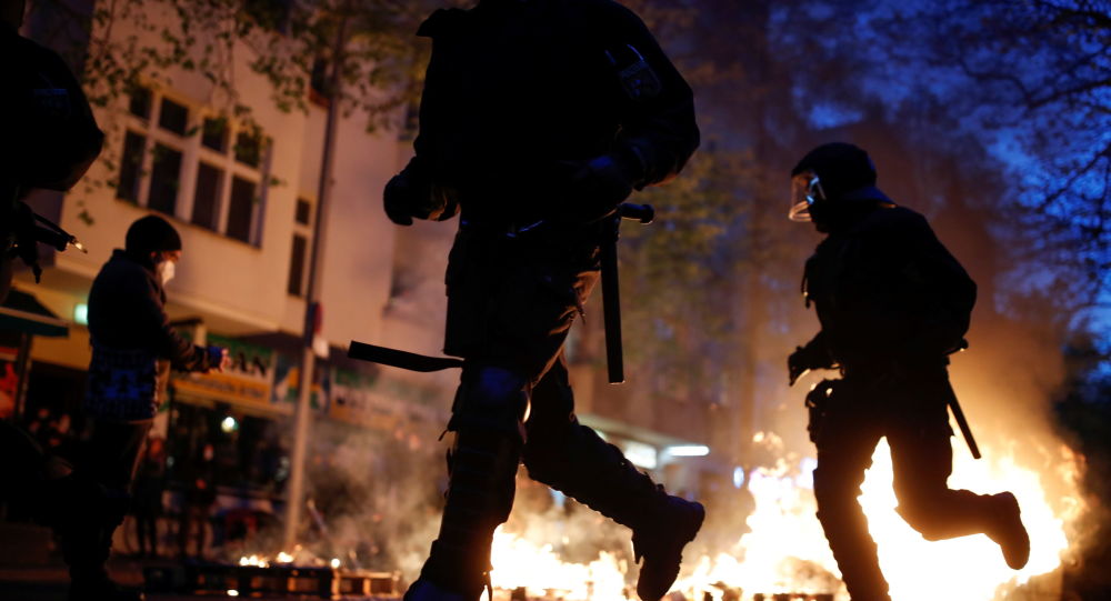 Участники первомайской демонстрации в Берлине забросали полицию камнями и бутылками