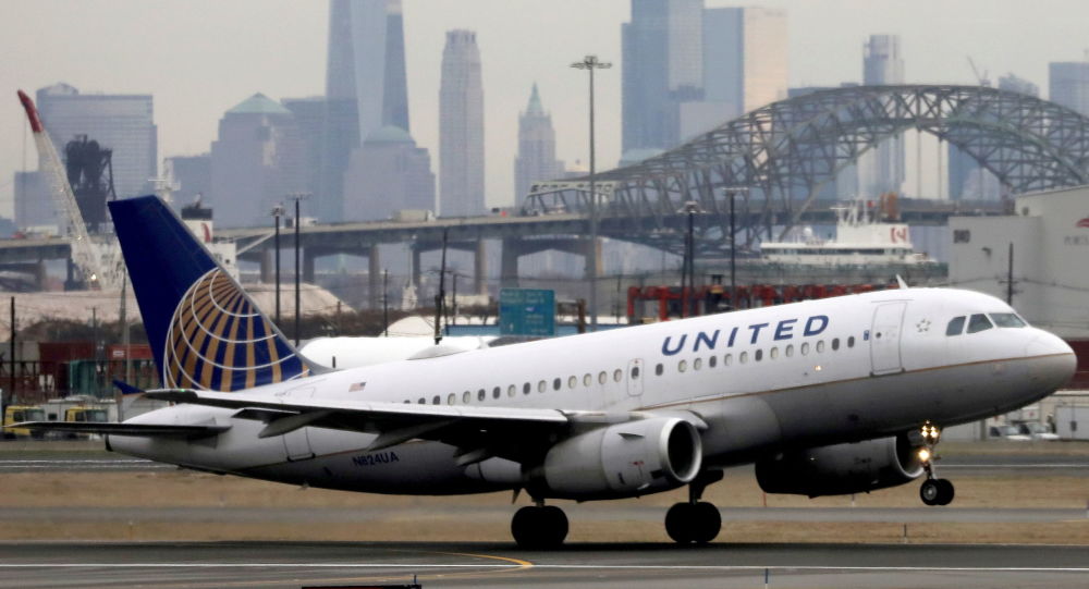 United Airlines теперь требует, чтобы все сотрудники в США прошли вакцинацию от COVID