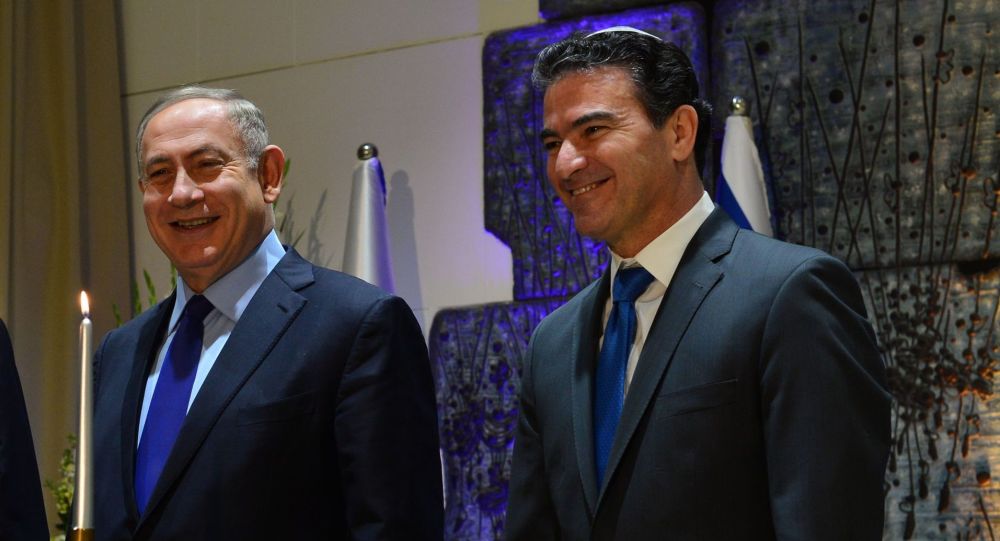 В отчете о разорвавшейся бомбе говорится, что Нетаньяху, глава Моссада Коэн, эксплуатировал психически неуравновешенного миллиардера