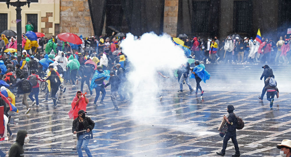 В результате столкновений с полицией 29 человек пострадали во время протестов в столице Колумбии, сообщил мэр