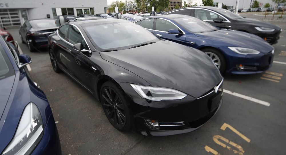 Водитель Tesla, как сообщается, спал, когда автомобиль проехал более 80 миль в час, сообщает полиция Висконсина