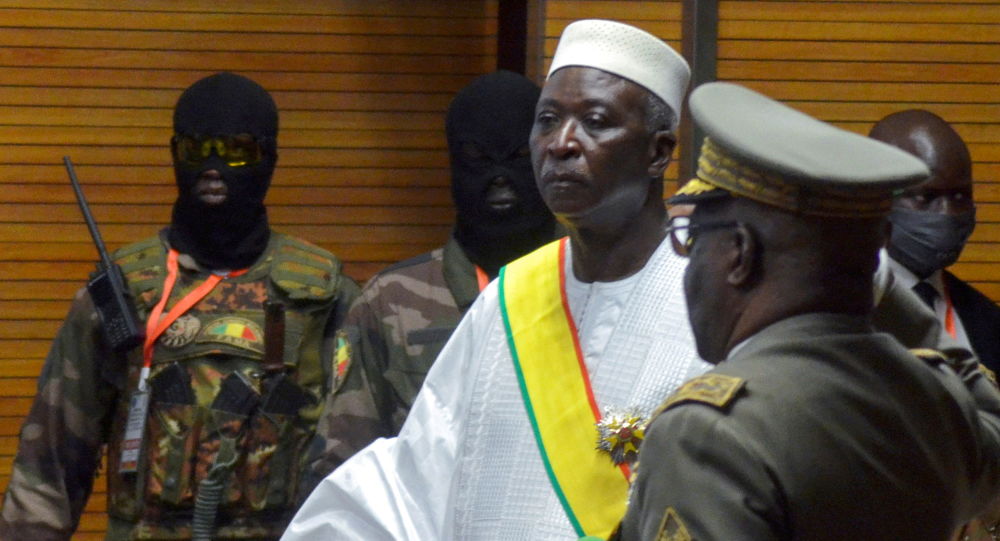 Временный президент Мали, премьер-министр уходит в отставку, говорится в сообщении