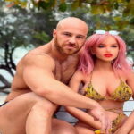 Бодибилдер устал от двух секс-кукол