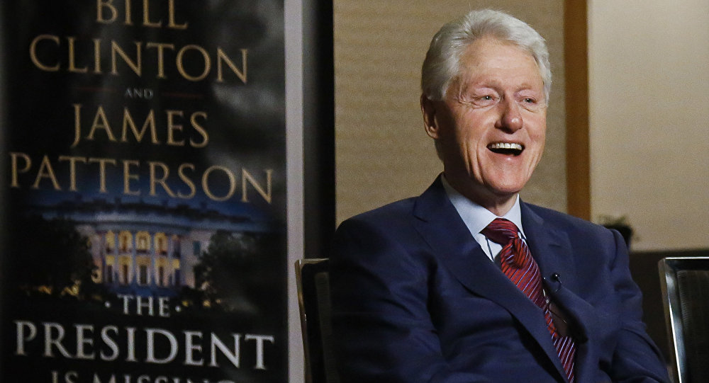 Билл Клинтон запечатлен рядом с миллиардером, связанным с Эпштейном, в преддверии выхода сериала о Монике Левински