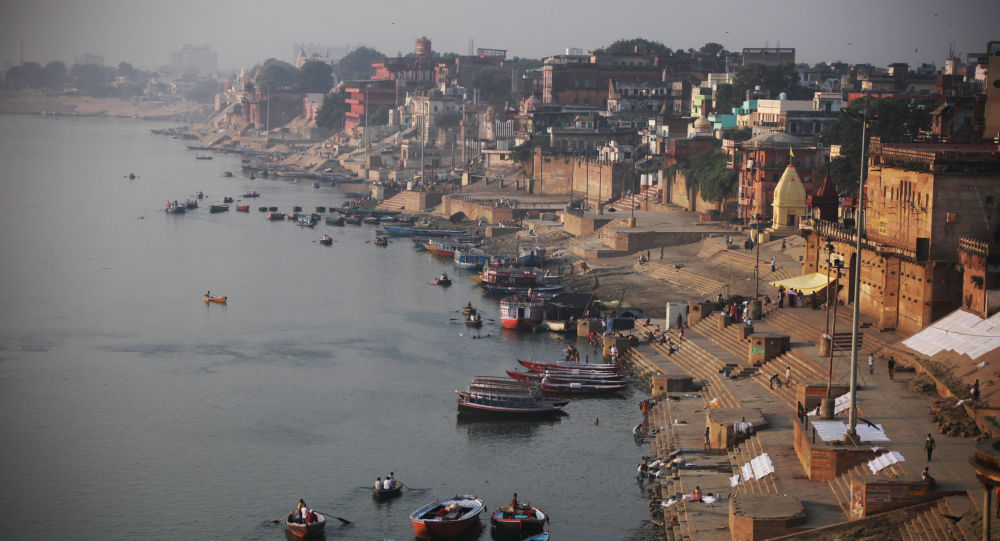 Цвет священной реки Ганг в Индии стал зеленым, посеяв панику среди жителей Уттар-Прадеша