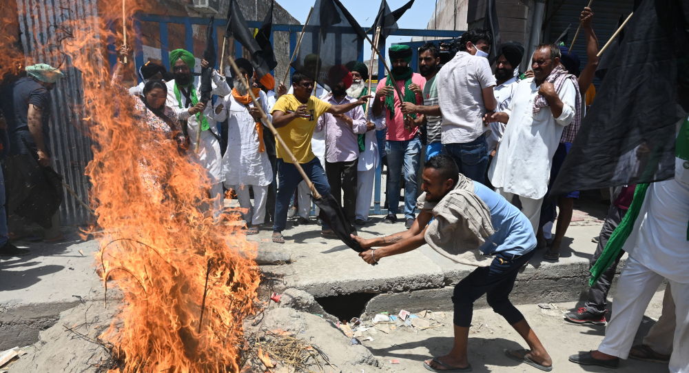 Десятки фермеров в Индии протестуют перед полицейским участком, требуя освобождения арестованных активистов