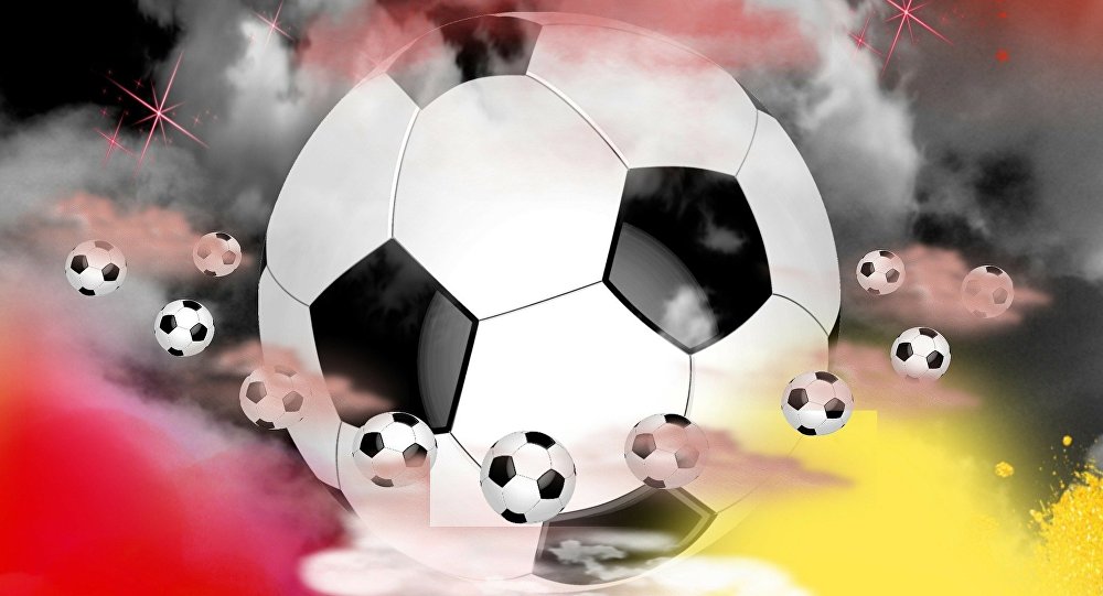 Футбольные фанаты смотрят матч Германии и Португалии в Берлине