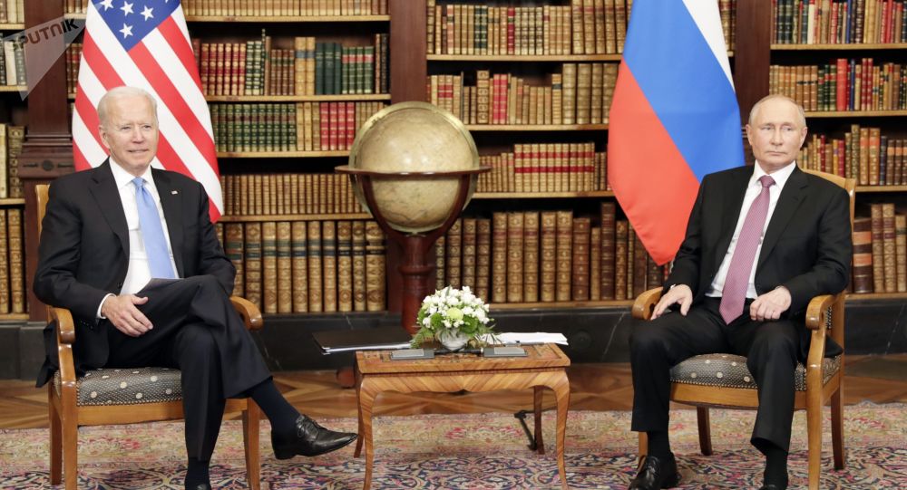 Хрустальный бизон, рукопожатия и карточки: в чем особенность встречи на высшем уровне Байден-Путин?