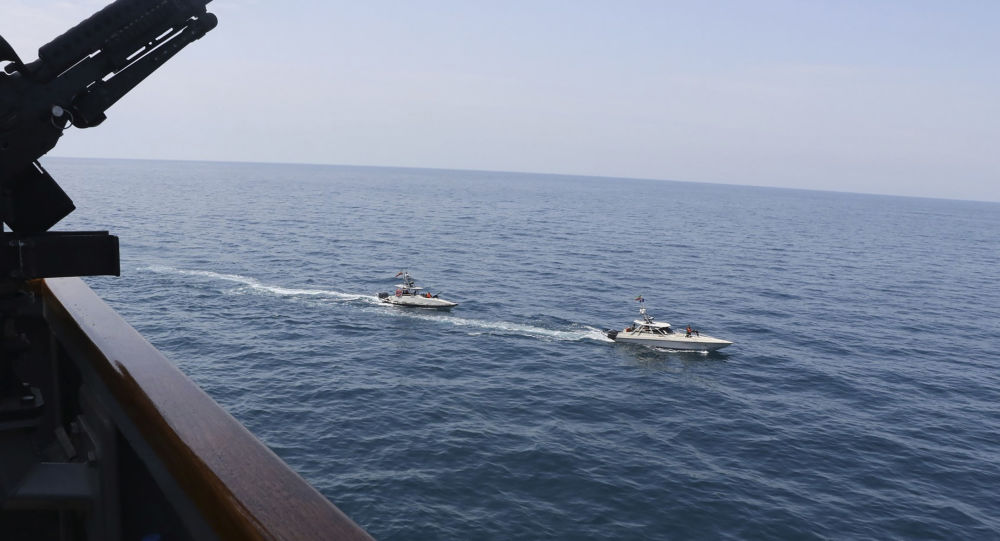 Корабль ВМС Ирана загорелся в Персидском заливе