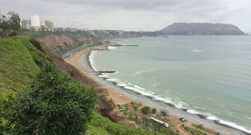 Перуанцы делятся видеозаписями о землетрясении магнитудой 6,0 в Лиме