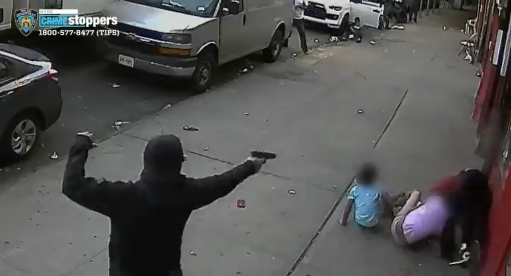 Полиция Нью-Йорка выпустила графическое видео, показывающее, как мужчина застрелен рядом с детьми в Нью-Йорке