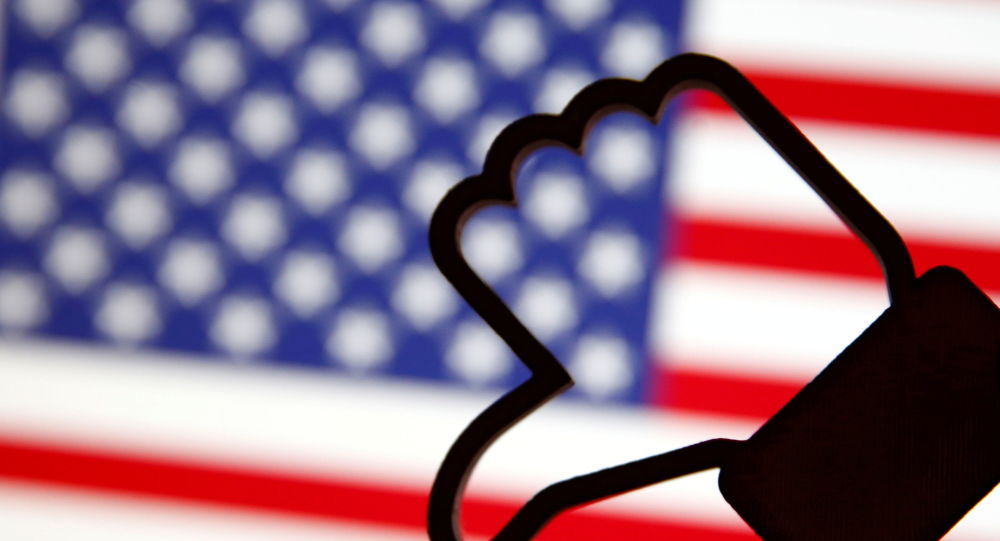 Пользователи сети приветствуют новый американский флаг Мэйси Грей с 52 разноцветными звездами