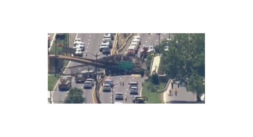 В Вашингтоне обрушился пешеходный мост, 6 человек получили ранения