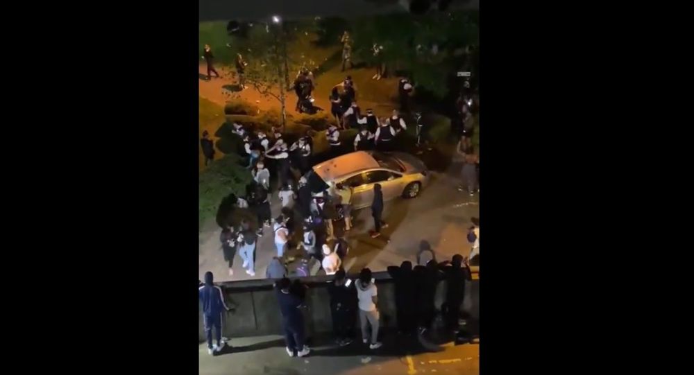 Видео: на полицию напала толпа после того, как она ответила на стрельбу и нанесение ножевых ранений в Брикстоне