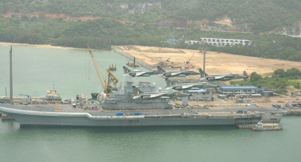 ВМС и ВВС Индии проводят военные игры с авианосцем США в Индийском океане