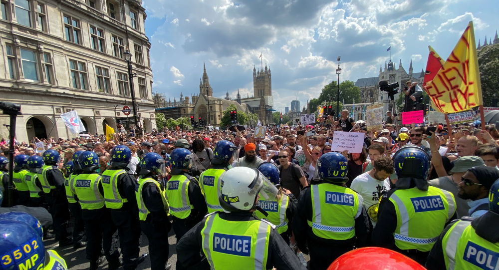 Шесть человек задержаны в Лондоне во время акции протеста против изоляции, четыре сотрудника ранены