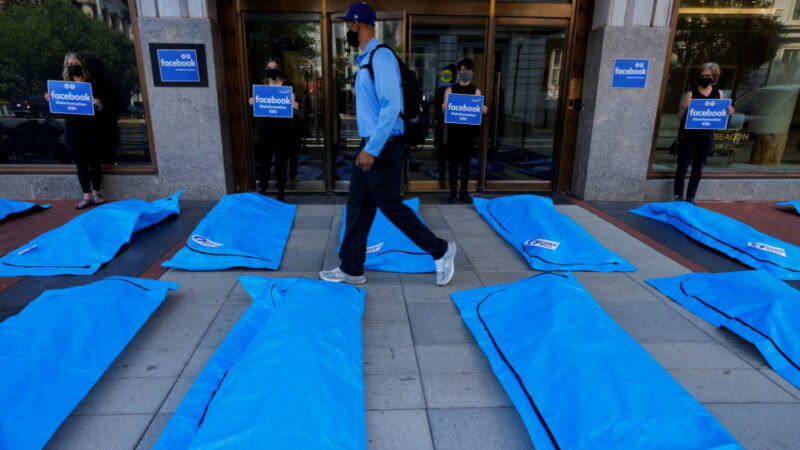 «Дезинфо убивает»: активисты кладут сумки для трупов возле штаб-квартиры Facebook в Вашингтоне, протестуя против дезинформации о вакцинах