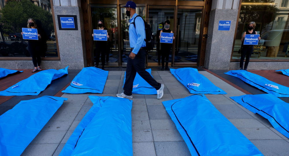 «Дезинфо убивает»: активисты кладут сумки для трупов возле штаб-квартиры Facebook в Вашингтоне, протестуя против дезинформации о вакцинах