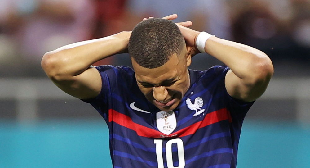 Франция расследует расистские твиты о национальных футболистах