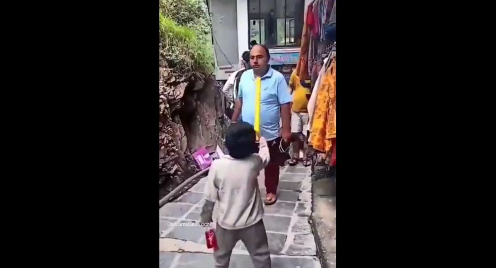 «Где твоя маска»?  Босоногий ребенок спрашивает неосторожных туристов в Индии в вирусном видео