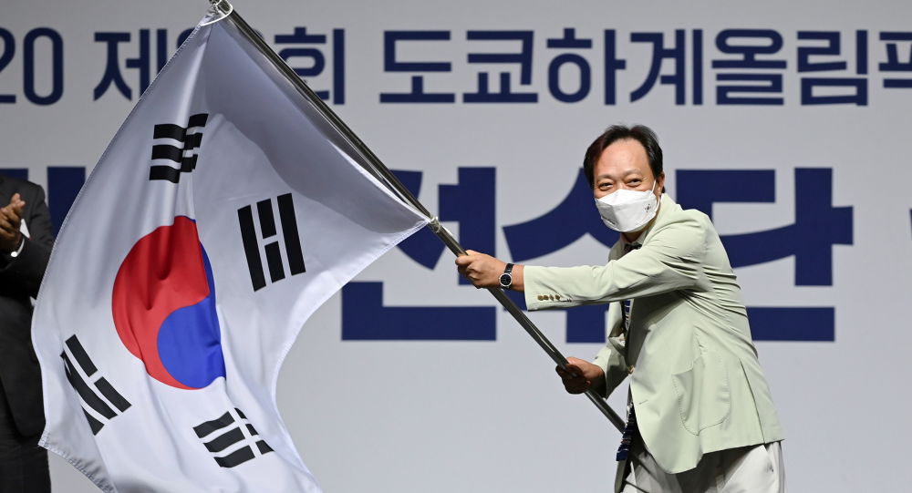 Южная Корея убирает скандальные флаги в Олимпийской деревне после решения МОК