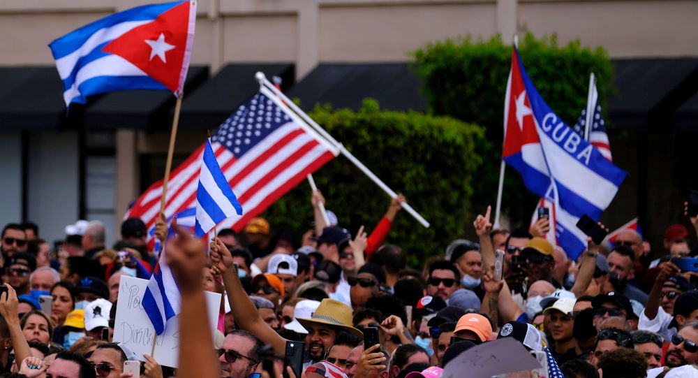 Мэр Майами призывает отправить войска, чтобы «защитить» кубинцев от «кровопролития», поскольку протесты охватывают остров
