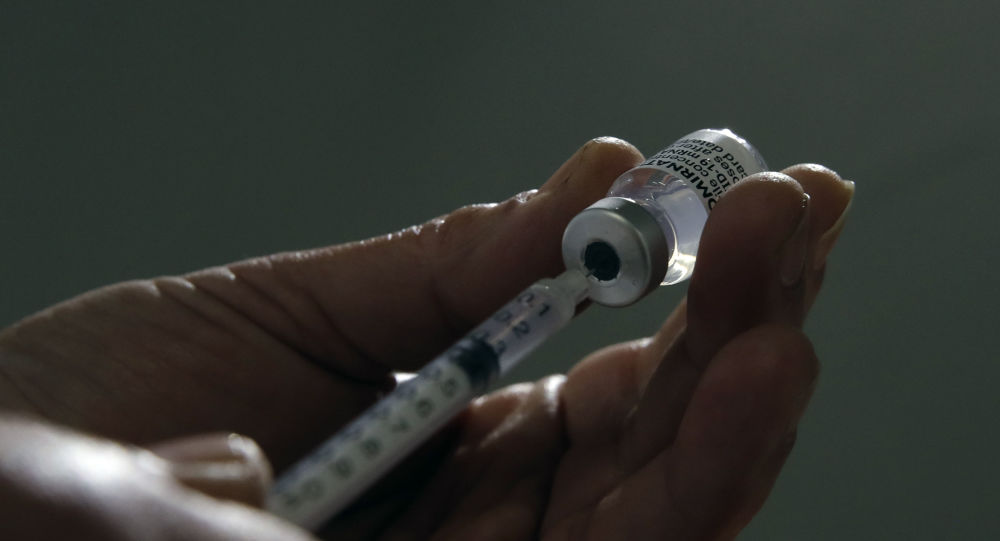 Норвежская девушка получила большие сиськи после вакцины против COVID, но эксперт говорит, что не о чем беспокоиться