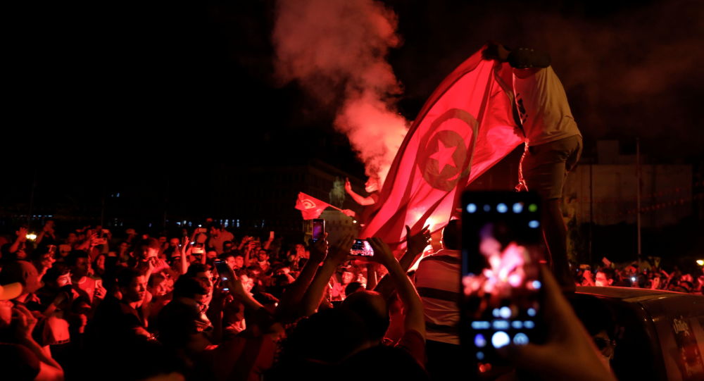 Посмотрите, как тунисцы празднуют, как президент увольняет премьер-министра и замораживает парламент после протестов