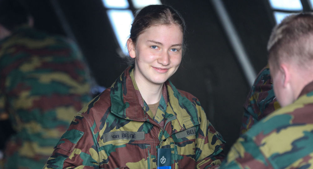 Принцесса Бельгии марширует на военных учениях, заканчивая первый год военной академии