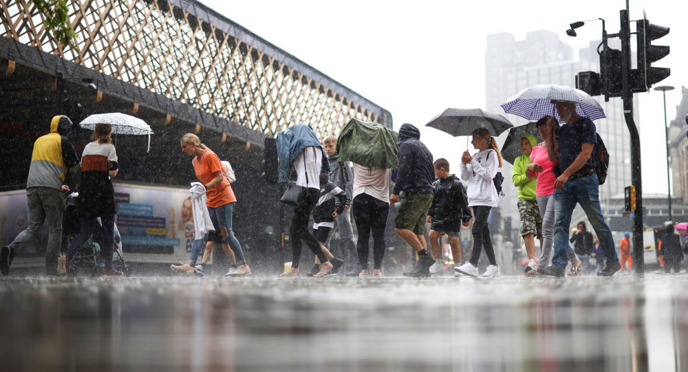 Проливной ливень затопил улицы Лондона — Видео