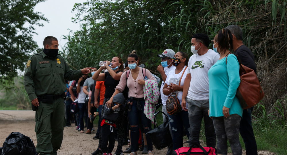 Техас начинает задерживать мигрантов после того, как в штате объявили о стихийном бедствии из-за незаконного пересечения границы