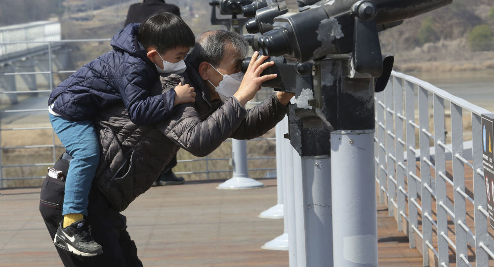 В докладе говорится, что молодежь Северной Кореи предостерегает от использования сленга с юга