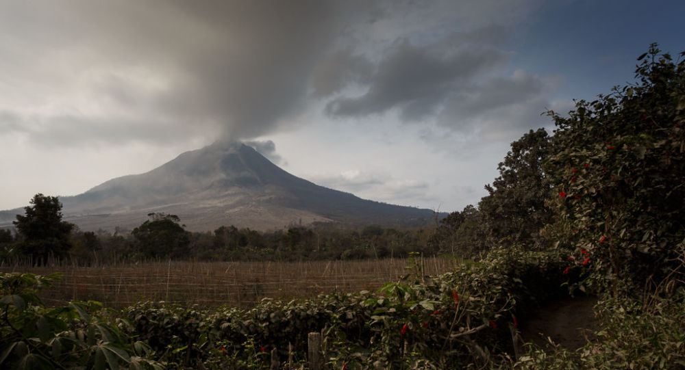 Индонезийский вулкан Синабунг снова извергается, извергая титанический столб горячего пепла