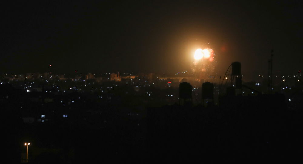 Видео: Израиль наносит авиаудары по целям «Хамаса» в Газе