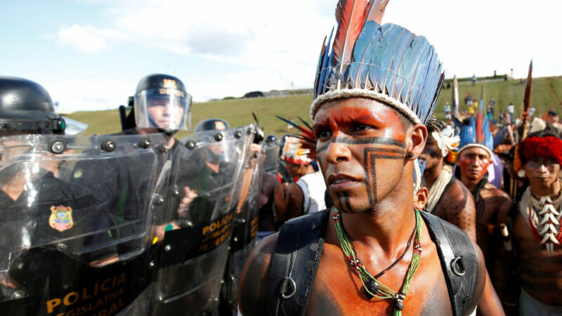 Болсонару отправляет сельскохозяйственное оборудование коренным народам после того, как они обвиняют его в геноциде