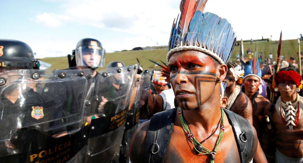 Болсонару отправляет сельскохозяйственное оборудование коренным народам после того, как они обвиняют его в геноциде