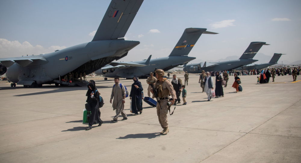 Борис Джонсон клянется, что Великобритания продолжит эвакуацию «до последнего момента», несмотря на смертоносное нападение на Кабул