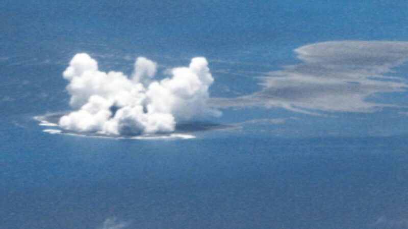 Неожиданный « гость » выскакивает из-под моря после извержения подводного вулкана недалеко от Японии