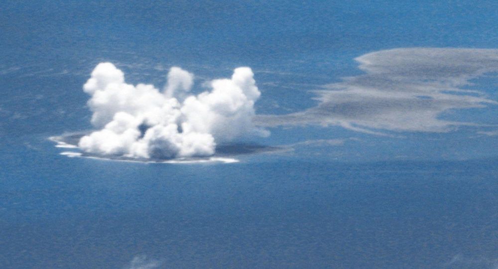 Неожиданный « гость » выскакивает из-под моря после извержения подводного вулкана недалеко от Японии