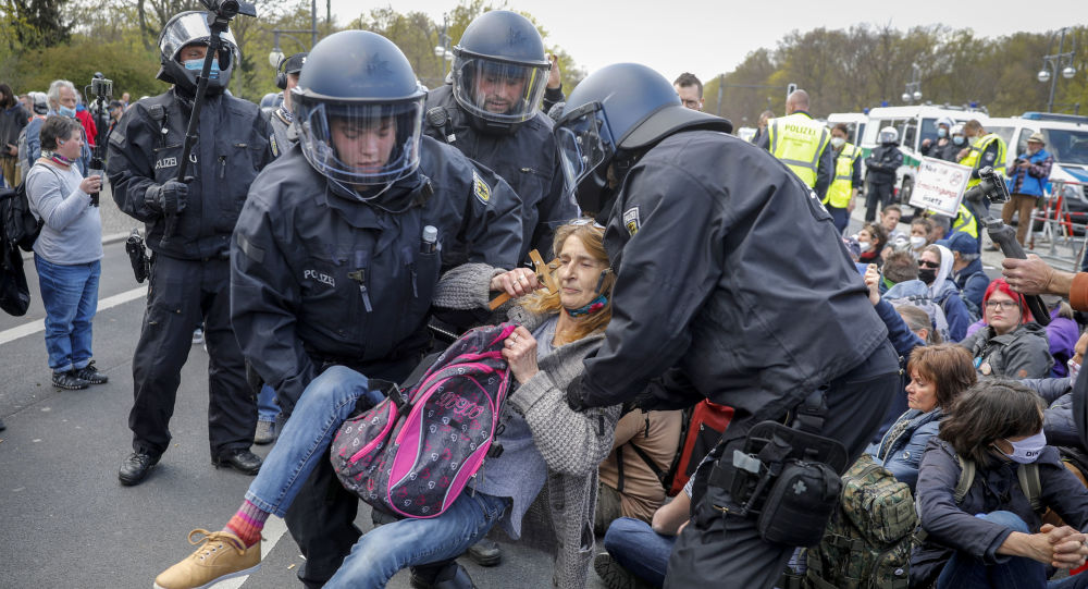 Около 600 человек задержаны во время протестов против изоляции в Берлине — полиция