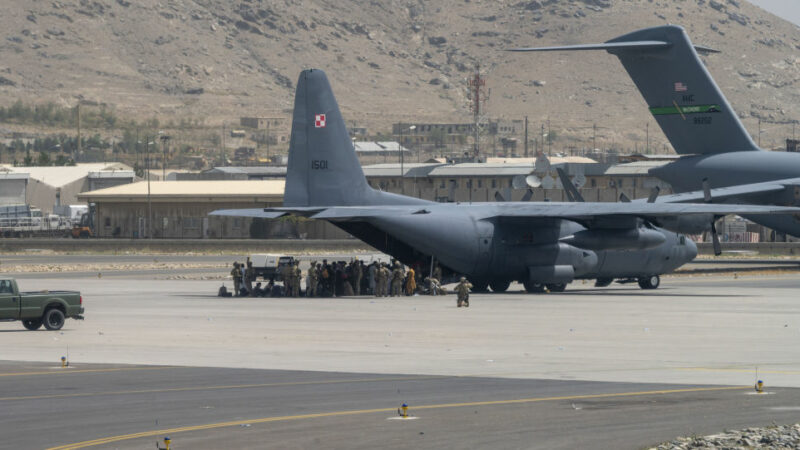 Пентагон опубликовал фотографии тысяч солдат США в аэропорту Кабула